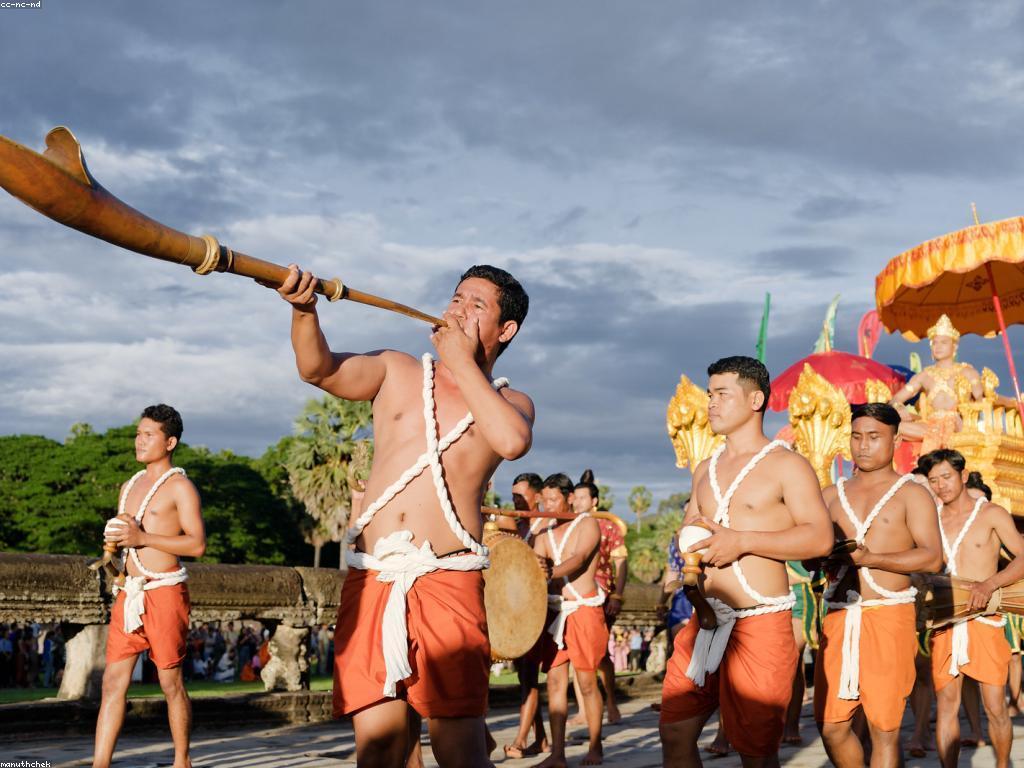 ការប្រារព្ធពិធីចូលឆ្នាំខ្មែរ និងការពិពណ៌នា